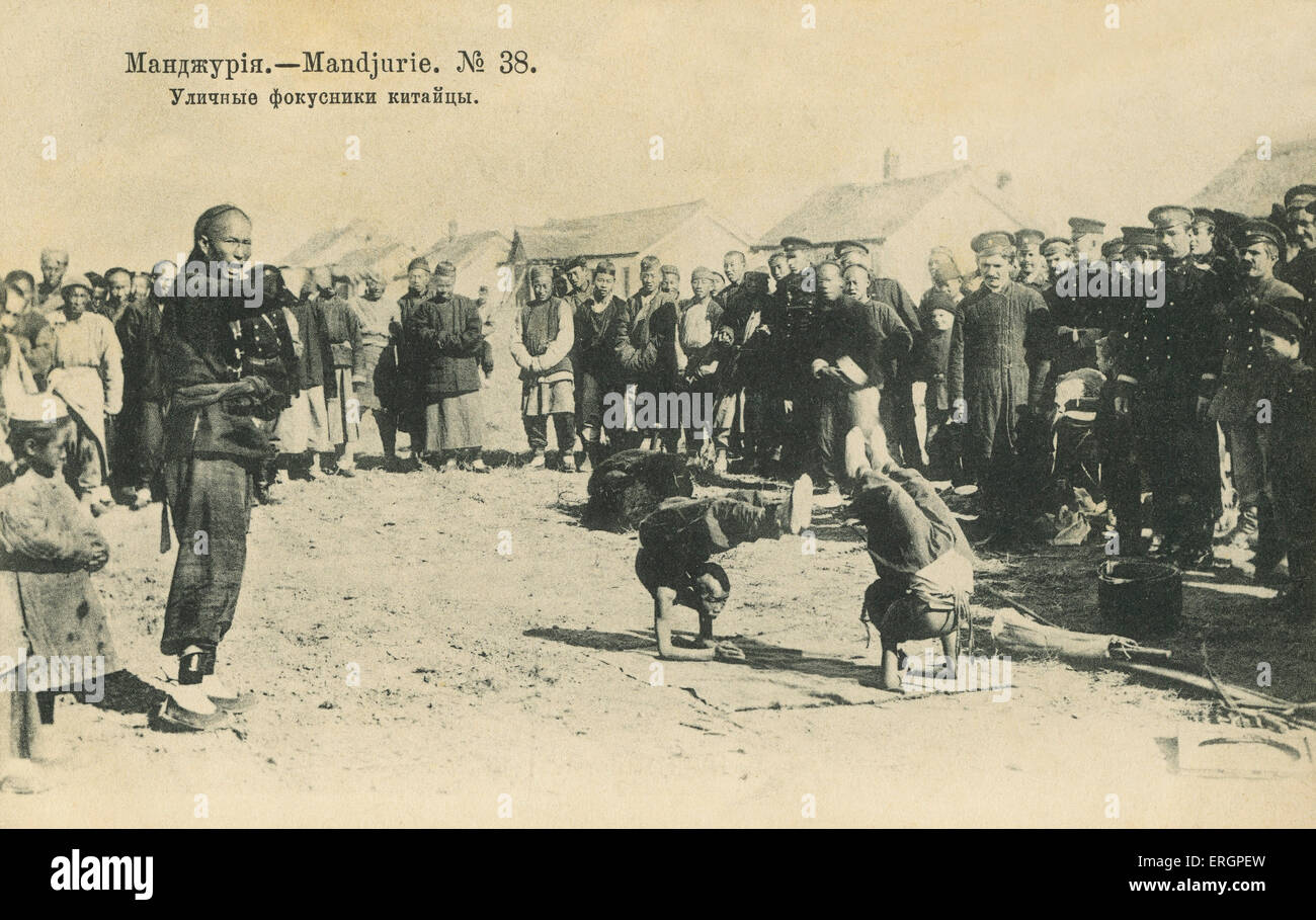 La Manciuria, Cina - acrobati di eseguire per locale pubblico cinese e i soldati russi. (Manciuria è un'area che è stata combattuta Foto Stock