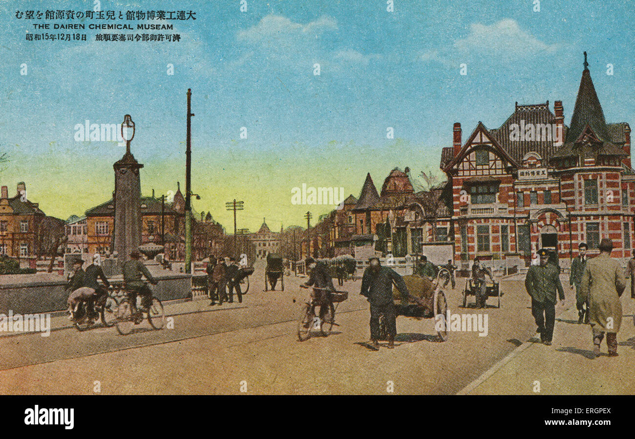 Il Dairen Museo Chimico - città costruita in stile occidentale. Biciclette e carrelli a mano contro la classica architettura europea. Si tratta di una grande città e porto del sud della provincia di Liaoning. La città più meridionale del nord-est della Cina e la Cina del nord acqua calda porta. Foto Stock