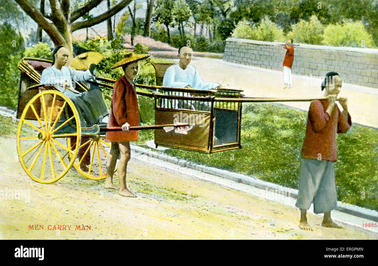 Il cinese portantina e carrello. Due uomini che portano un altro in una portantina che presenta un carrello attaccato, portando un altro uomo. Didascalia Foto Stock
