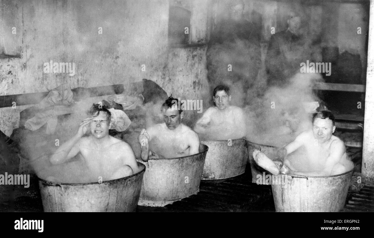 Durante la Seconda guerra mondiale - i soldati britannici prendere un bagno. La didascalia recita: 'Dorsets fuori della battaglia abito: alla fine di una giornata di lavoro con la B.E.F ( Foto Stock