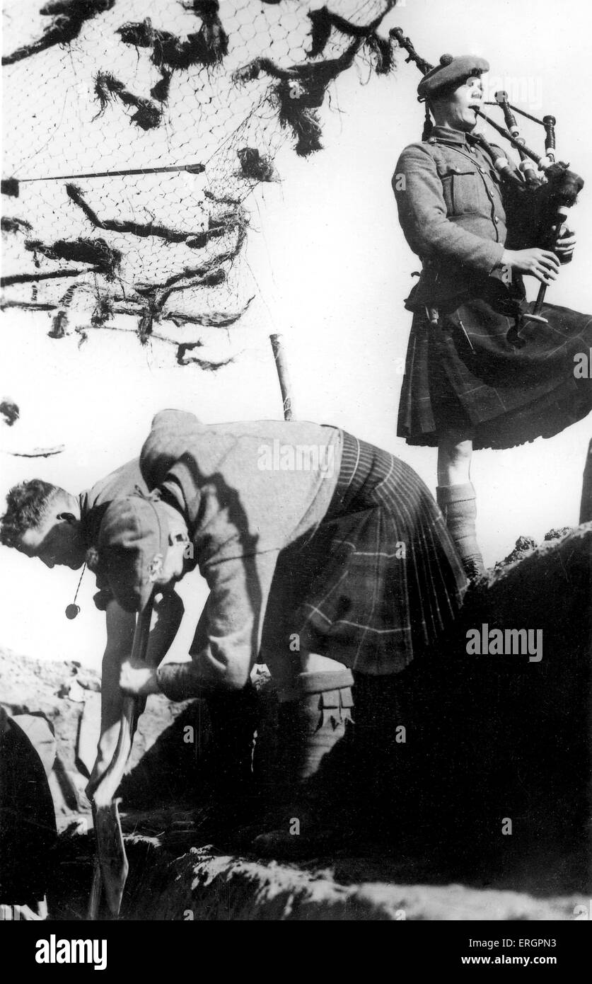 Durante la Seconda guerra mondiale - Scottish soldati. Due uomini scavare una trincea accompagnata da un'altra riproduzione di cornamusa. La didascalia recita: 'un distacco del Foto Stock Durante la Seconda guerra mondiale - Scottish soldati. Due uomini scavare una trincea accompagnata da un'altra riproduzione di cornamusa. La didascalia recita: 'un distacco del Foto Stock