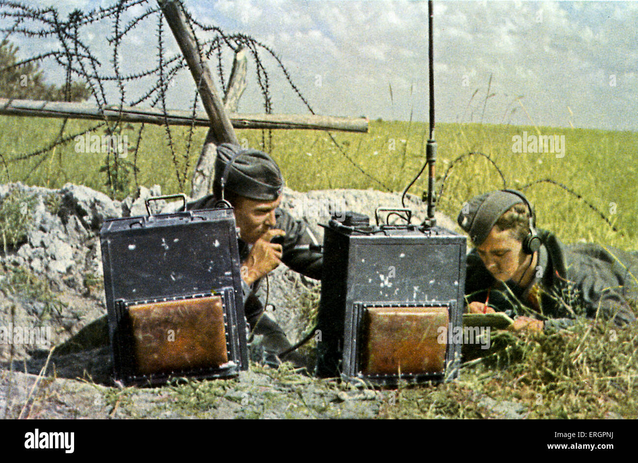 WW2 - Fronte orientale. Team di operatori radio lavorando durante il combattimento. Foto Stock