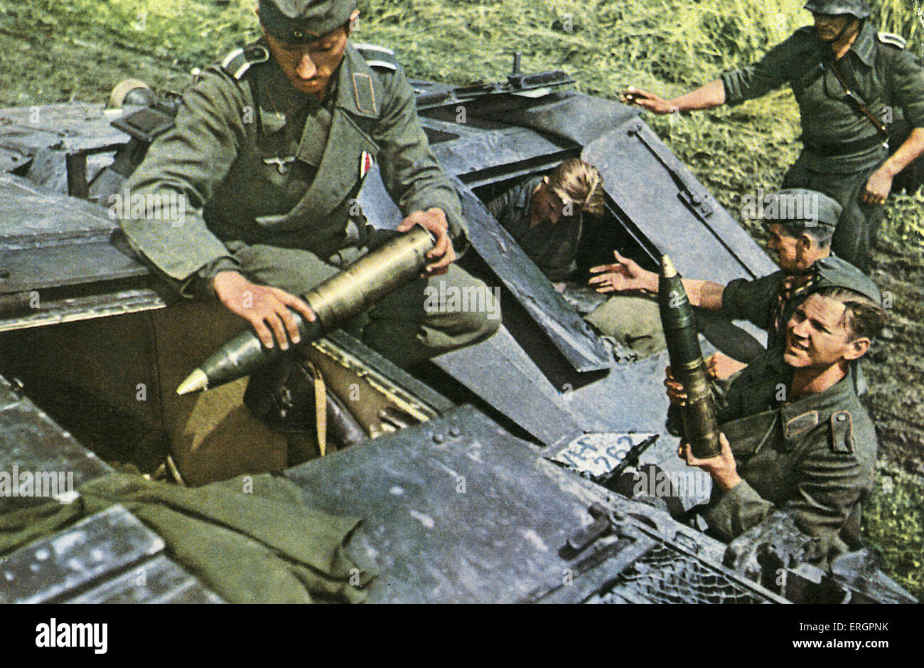 WW2 - Fronte orientale. Carico di soldati un assalto cannone con munizioni. Foto Stock