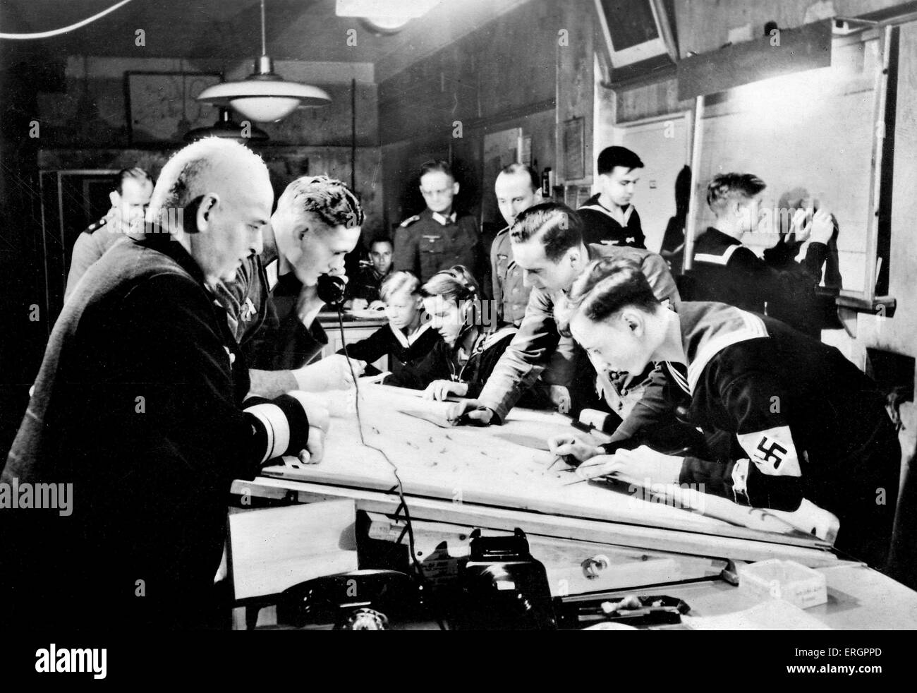 WW2 - Marina militare tedesca quartier generale. Auxiliaries navale lavorando e plottaggio. Foto Stock