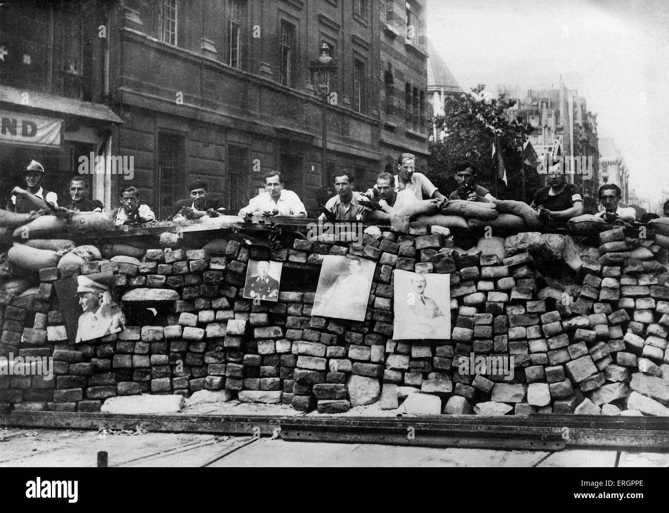Durante la Seconda guerra mondiale - Liberazione di Parigi, 1944. Barricate a rue Saint-Jacques, Parigi. Gli uomini di sostare dietro una barricata di strada adornata con Foto Stock