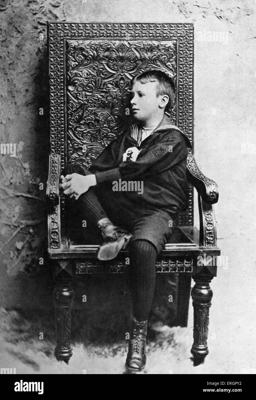 Roosevelt vestito in un marinaio 's costume e seduta su di un legno intagliato cattedra all'età di otto anni. FDR: XXXII Foto Stock