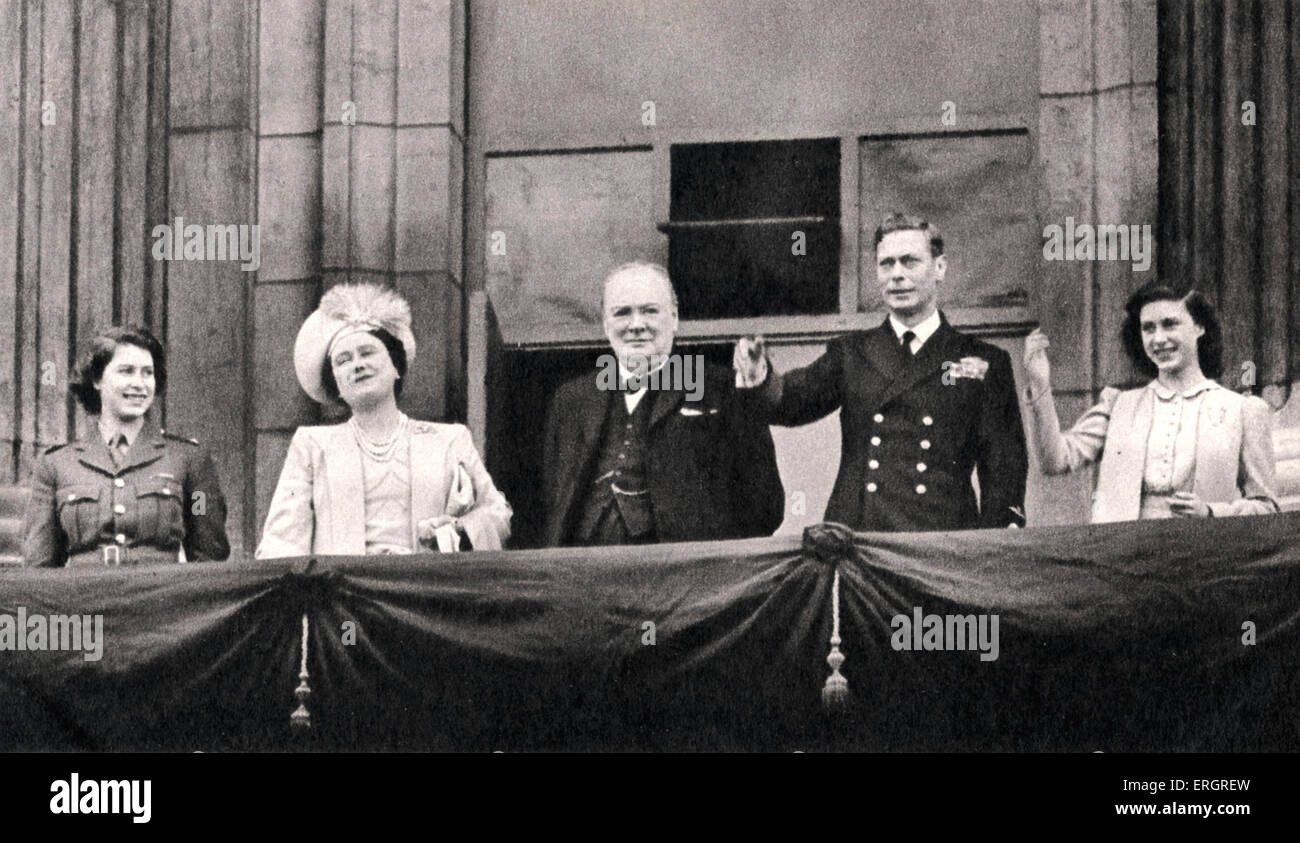 " Il re e la regina con la principessa Elisabetta, la principessa Margaret e il sig. Churchill sul balcone di Buckingham Palace su VE-Day". La fine della II Guerra Mondiale Foto Stock