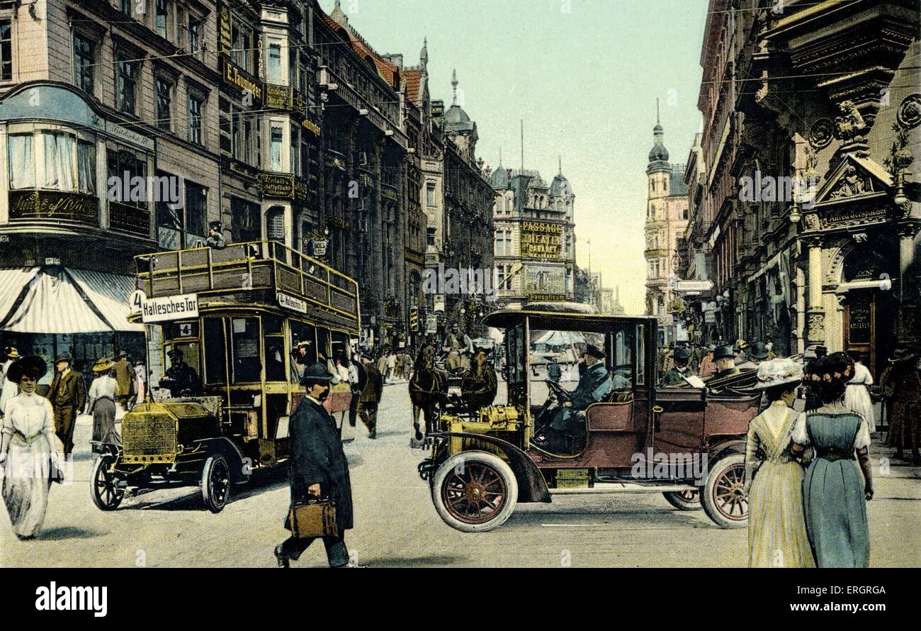 Berlin street scene, con le prime vetture a motore prima della Seconda Guerra Mondiale. Germania Foto Stock