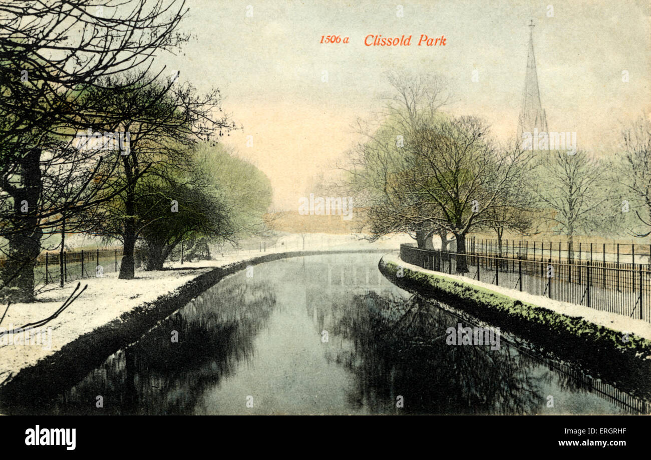 Inverno in Clissold Park nel nord di Londra. Cartolina con vista fiume, neve, chiesa guglia c.1930s Foto Stock