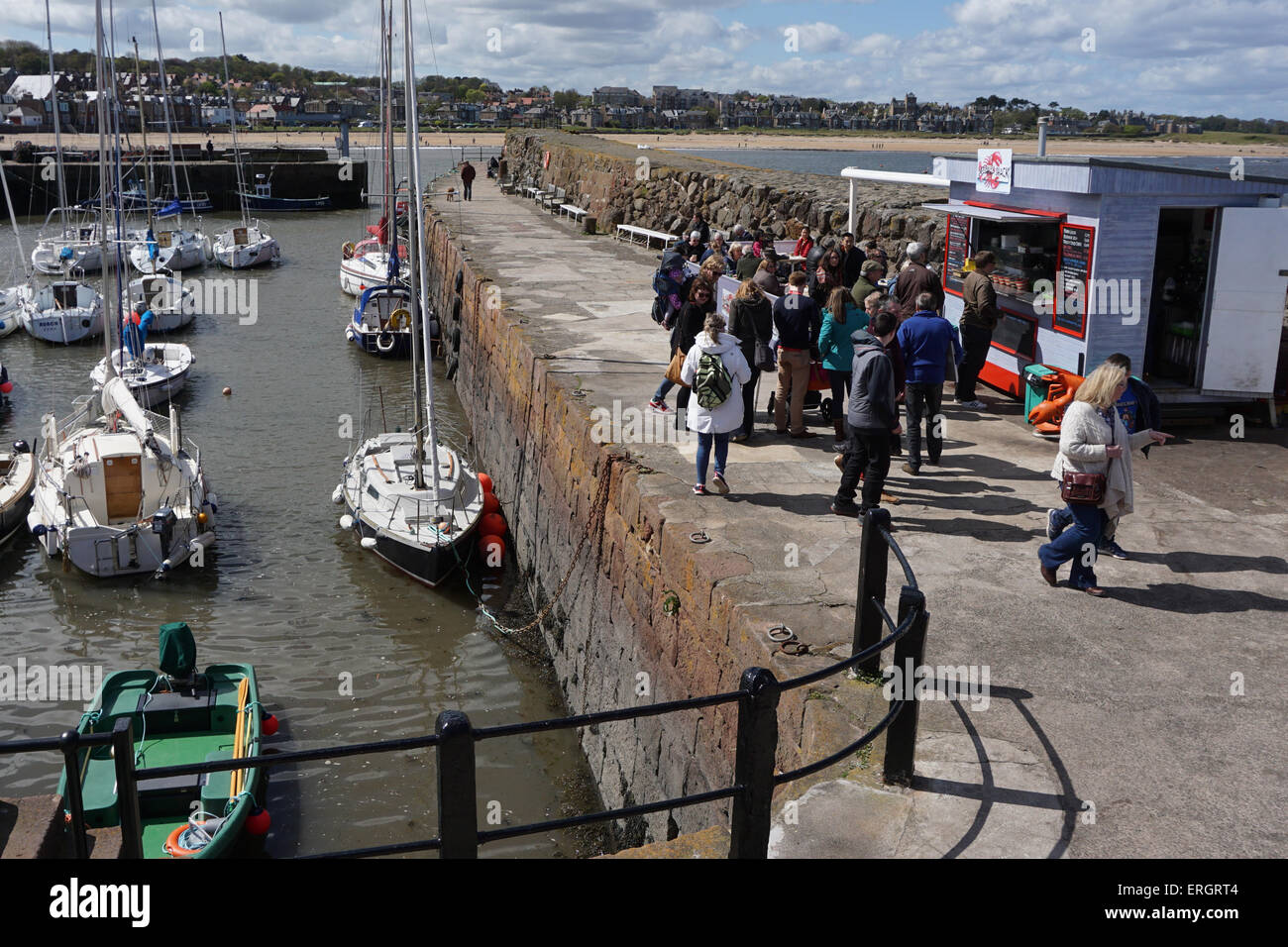 Le persone in fila al Lobster Shack, il porto, North Berwick Foto Stock