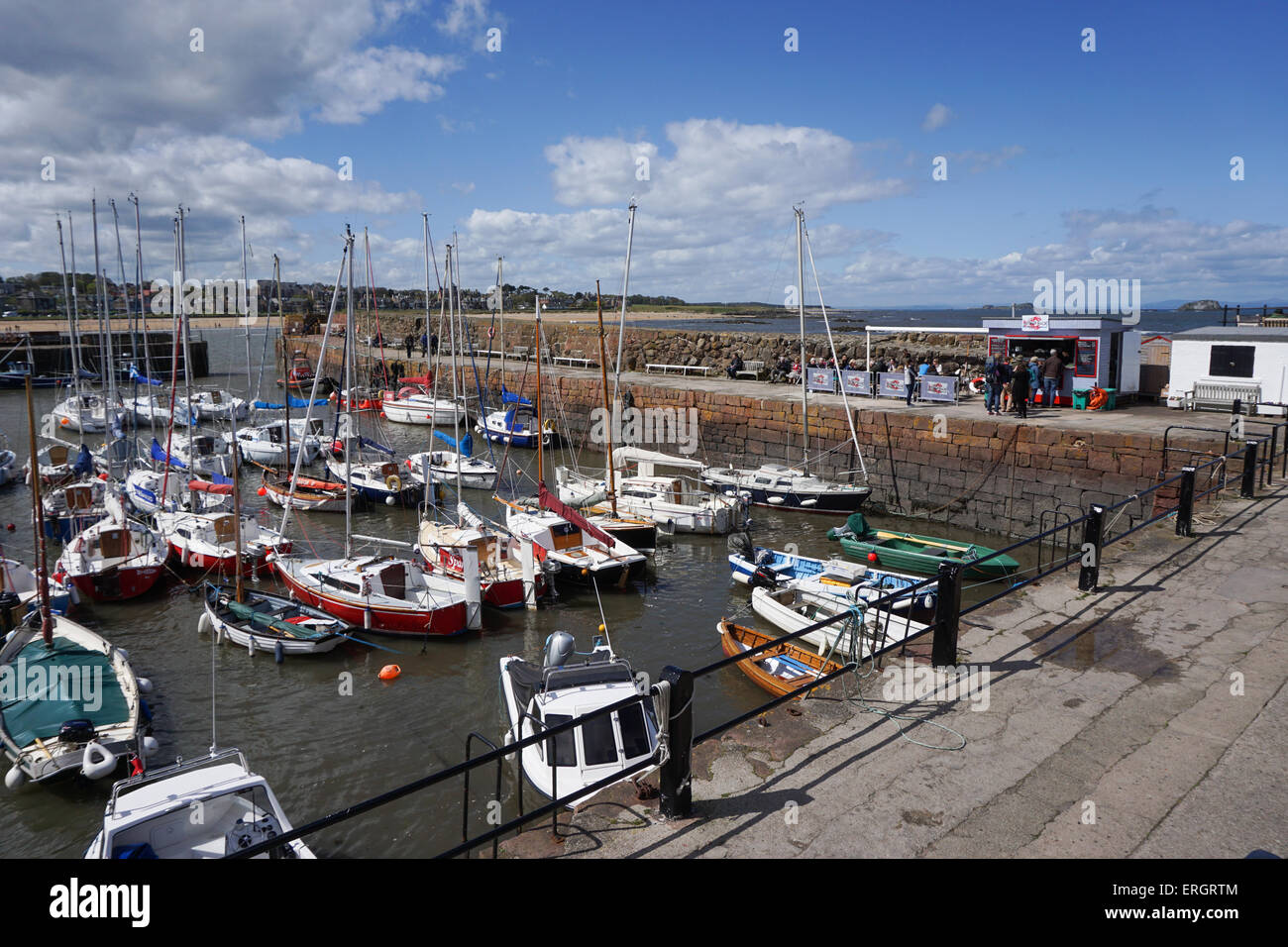 Le persone in fila al Lobster Shack, il porto, North Berwick Foto Stock