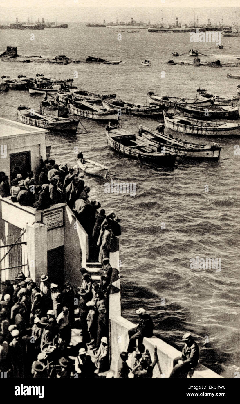 La Porta di Jaffa - cartolina mostra primi pionieri ebraica / Chalutzim arrivando su piccole barche a remi. Jaffa residenti in attesa di Foto Stock
