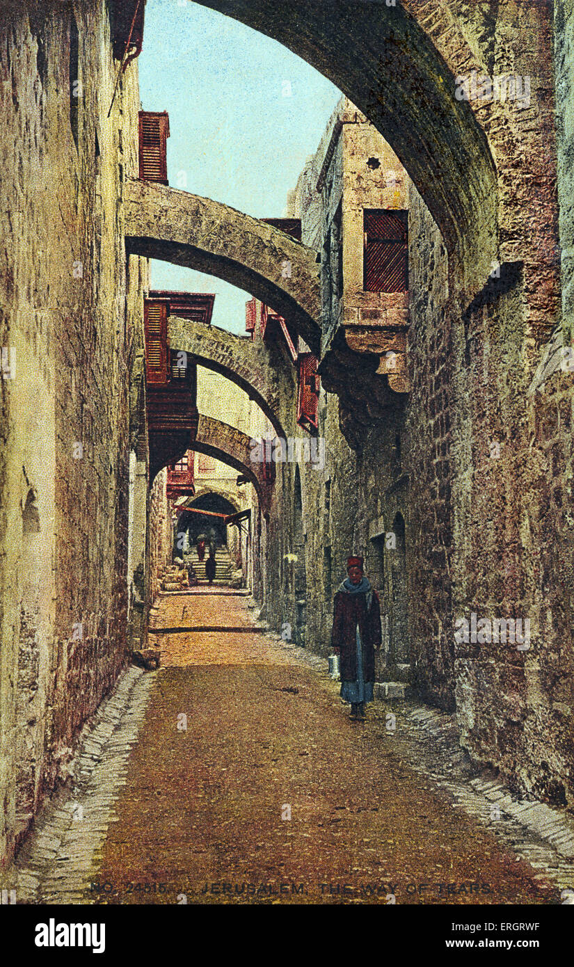 Le stazioni della croce / Via Dolorosa nella città vecchia di Gerusalemme dove pellegrini cristiani a piedi Foto Stock