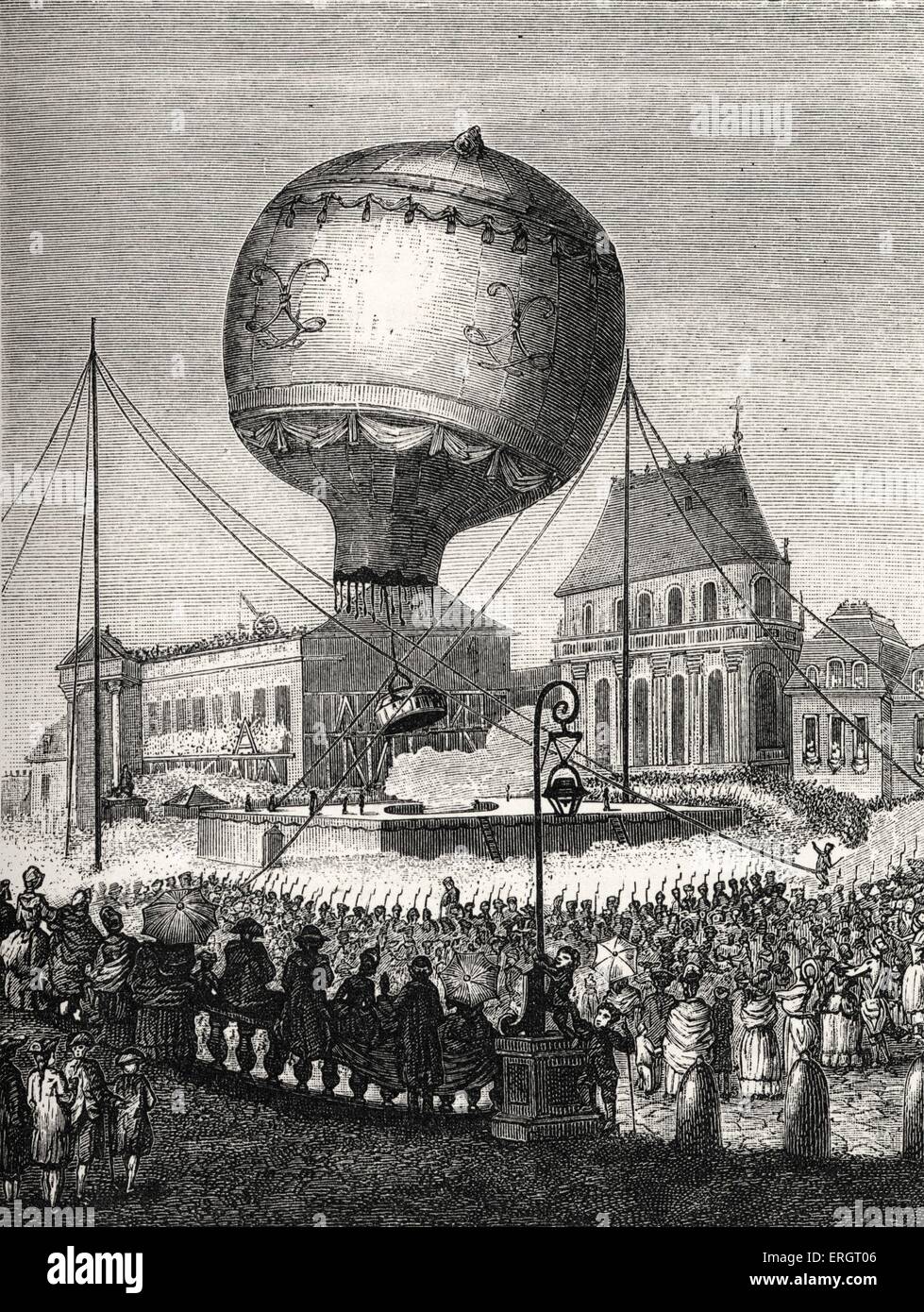 La storia della Francia: salita di un Montgolfier mongolfiera. La folla stupita al tecnico / progresso scientifico nel XVIII secolo Foto Stock