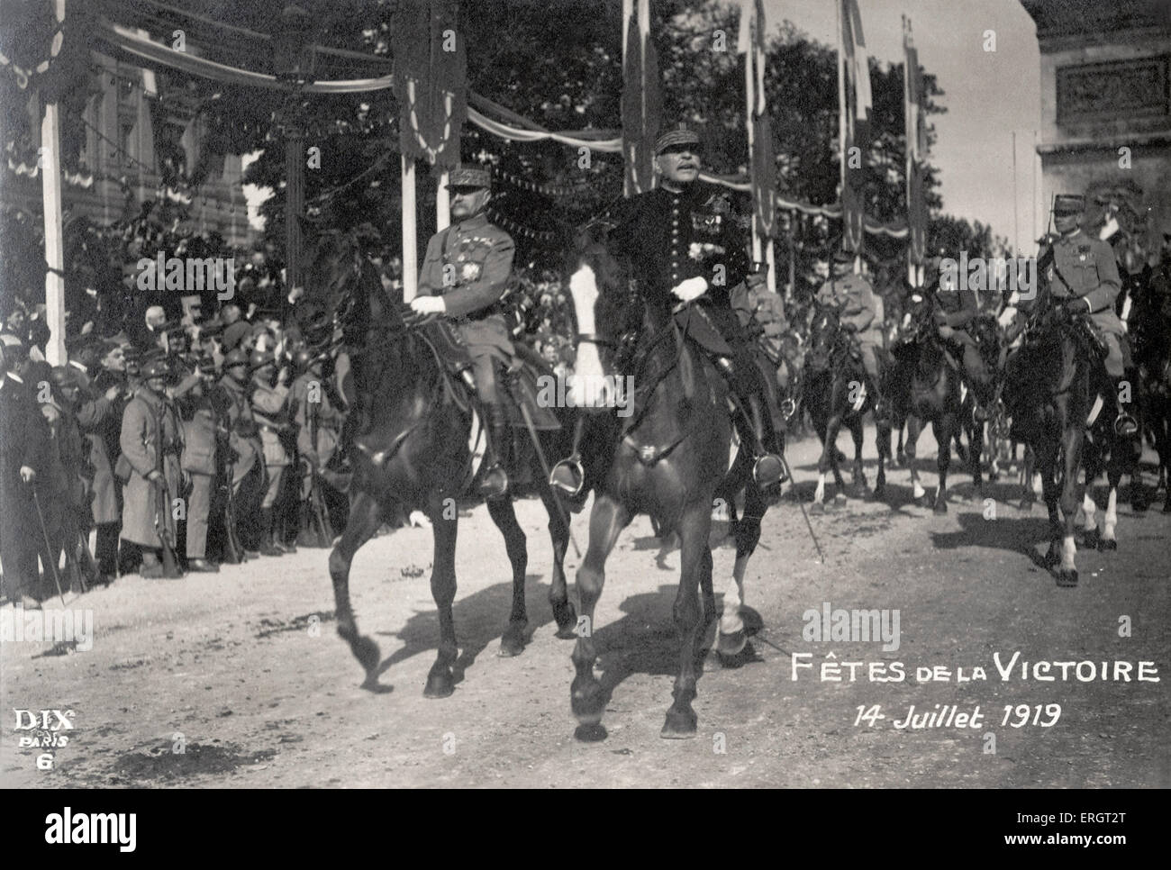 Marechal Foch - francese leader militari - a cavallo 14 luglio parade 1919 nel post prima Guerra Mondiale di Parigi. 1851 - 1929 Foto Stock