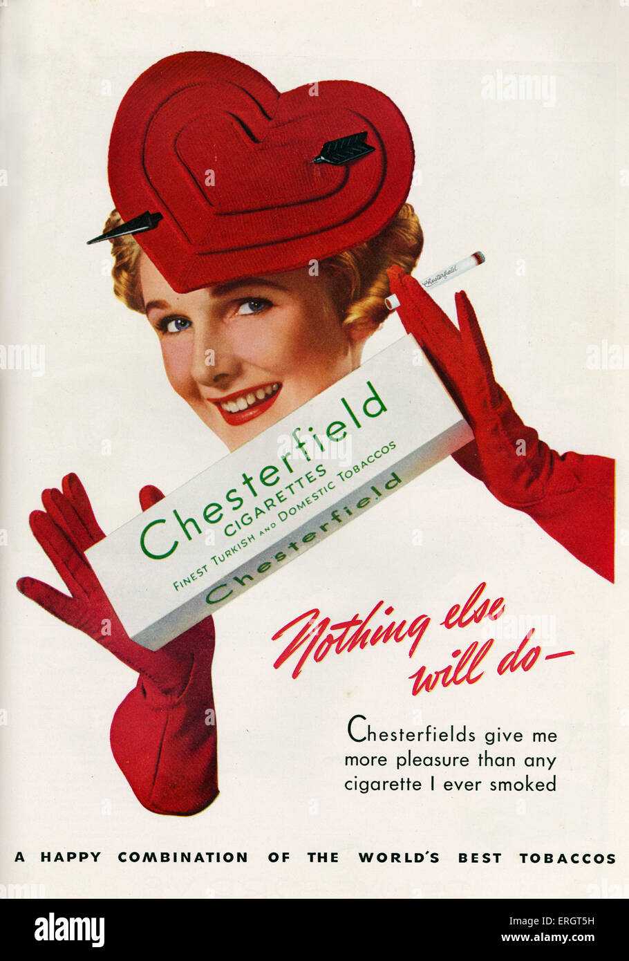 Eleganti spot Chesterfield con Woman in Red Hat e guanti di colore rosso e la sigaretta. Dalla rivista americana 1939. Foto Stock