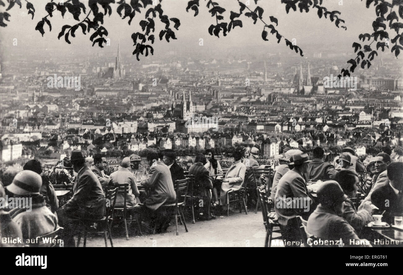 Vista su Vienna - dal café del Cobenzl Schloss-Hotel. Dalla fine del 20s, inizio 30s. Caffetteria Viennese società. Foto Stock