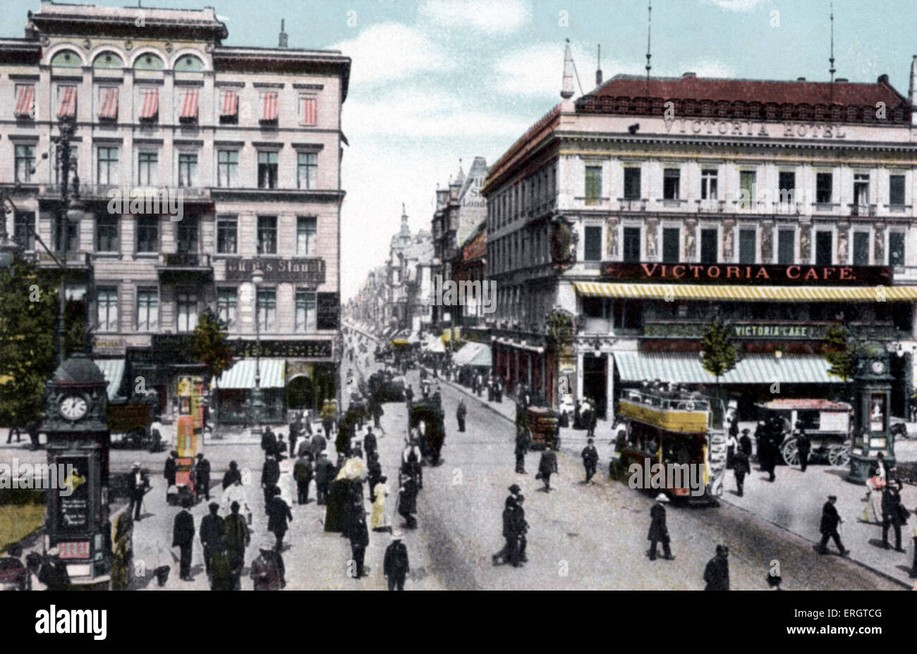 Berlino alla fine del ventesimo secolo. Il viale Unter den Linden, Friedrichstrasse. Fotografia di tram e carrozze trainate da cavalli. Foto Stock