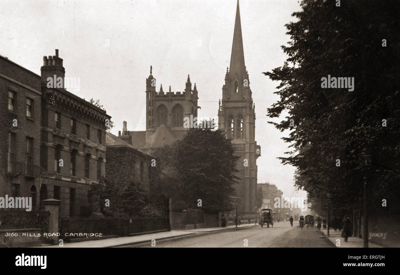 Cambridge - mostra Hills Road nei primi anni del Novecento 's. Street, chiesa in background. La guglia. Cartolina Foto Stock