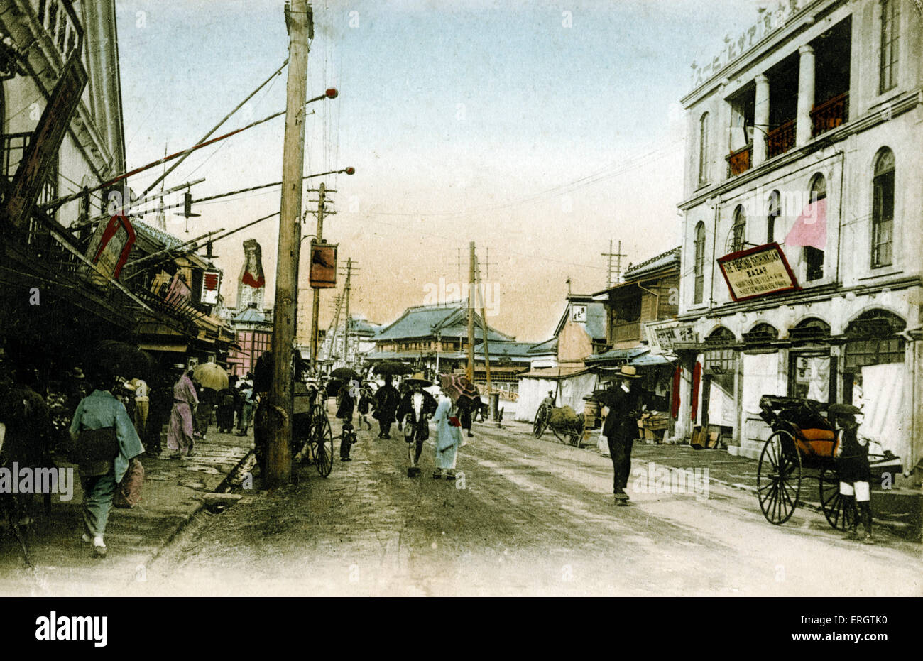 Via del teatro a Yokohama, Giappone, nei primi anni del Novecento 's. Molti pedoni e rickshaws (o rickshas) sulla strada. Foto Stock