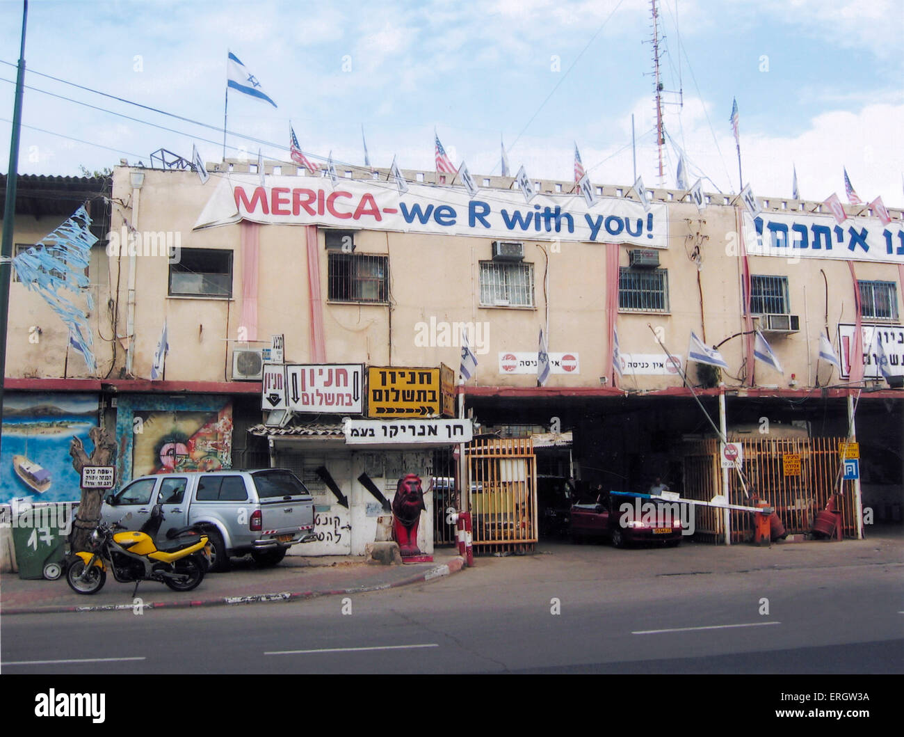 Parcheggio in Tel Aviv durante la seconda guerra in Iraq. Segno legge 'America - siamo R con voi!" in inglese e in ebraico. Americani e Foto Stock