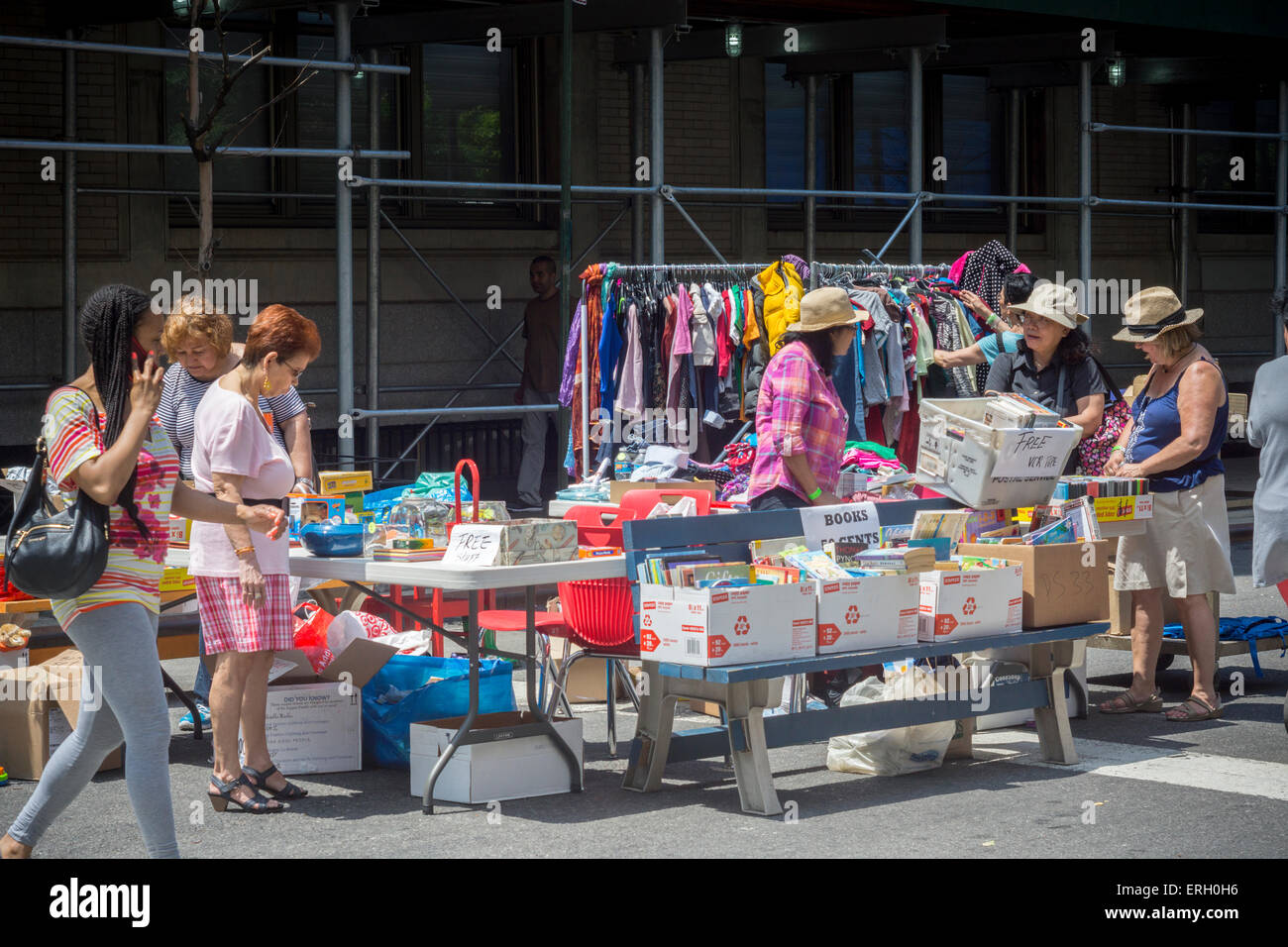 Gli amanti dello shopping ricerca di occasioni in un mercato delle pulci in New York quartiere di Chelsea di sabato 30 maggio, 2015. (© Richard B. Levine) Foto Stock