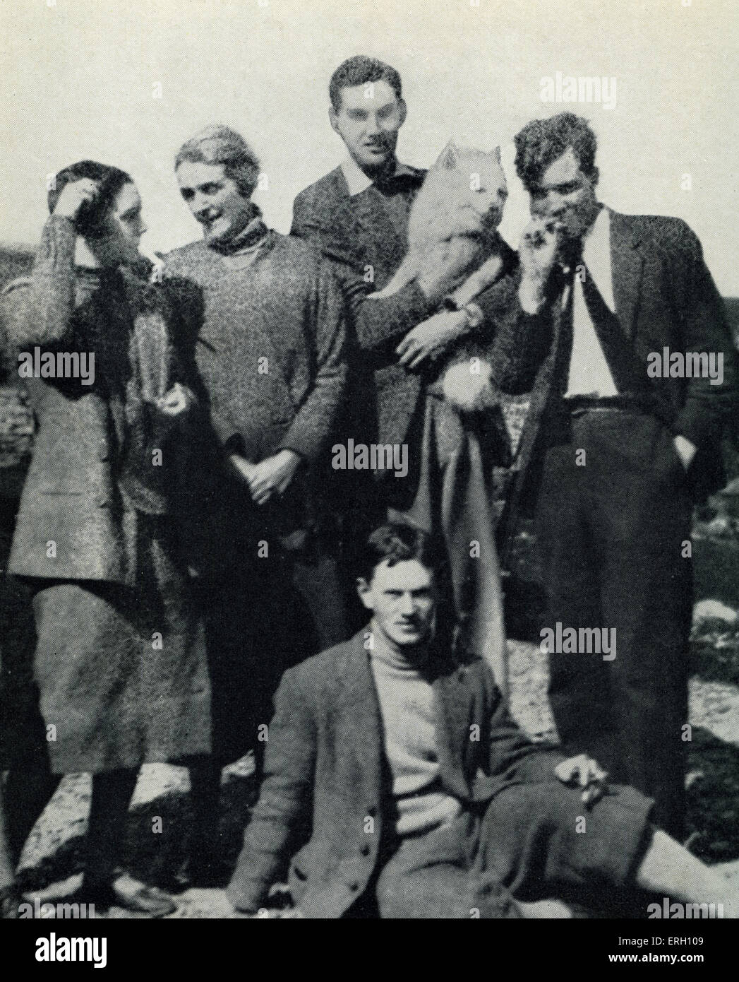 Evelyn Waugh e amici a Lundy Island nel 1925. Nella foto da sinistra a destra sono Olivia, Gwen e David Plunket-Greene, Terence Greenidge. Waugh seduta viene visualizzata in primo piano. EW: scrittore inglese, 28 Ottobre 1903 - 10 aprile 1966. Foto Stock