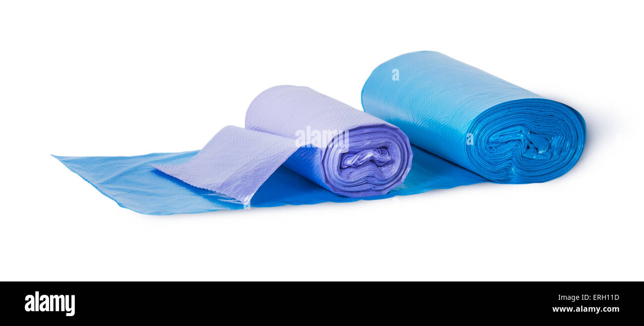 Blu e viola i rotoli di plastica sacchi della spazzatura isolati su sfondo bianco Foto Stock