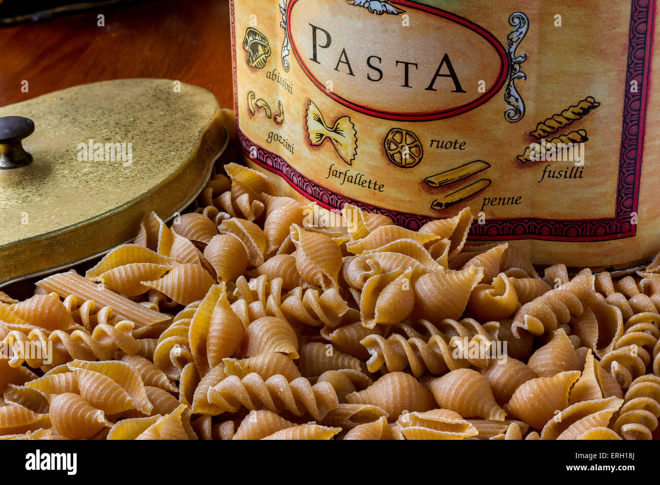 Un campionamento di tutta italiana la pasta di grano. Questo tipo di pasta è inferiore sull'indice glicemico che lo rende una scelta più salutare. Foto Stock