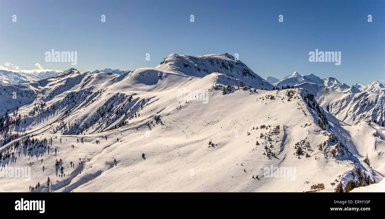 In inverno le montagne innevate panorama. Concetto di natura incontaminata e in un ambiente pulito. Foto Stock