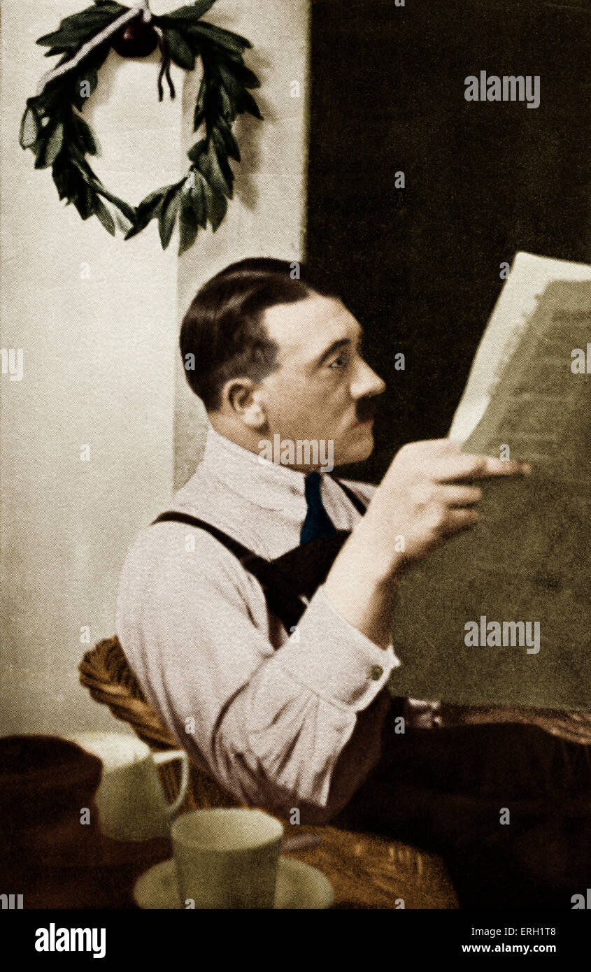 HITLER, leggendo il giornale in prigione Landsberg,1924 dominatore del terzo Reich. Presto nella sua carriera come candidato Foto Stock