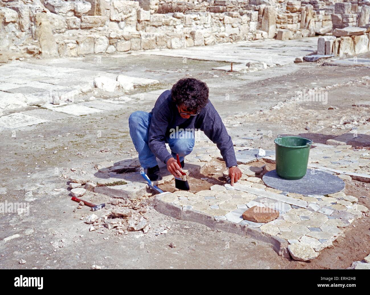 Archeologo ripristino pavimento della Basilica, Kourion, nei pressi di Limassol, Cipro. Foto Stock