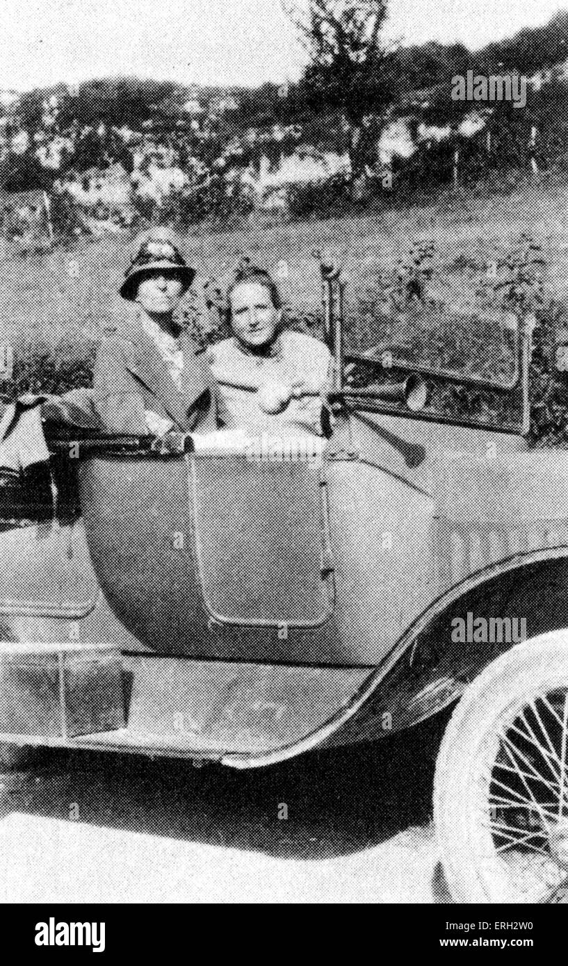 Gertrude Stein e Alice Toklas, touring la campagna francese, c.1927. Autore americano e poeta, 3 febbraio 1874 - 27 Luglio Foto Stock