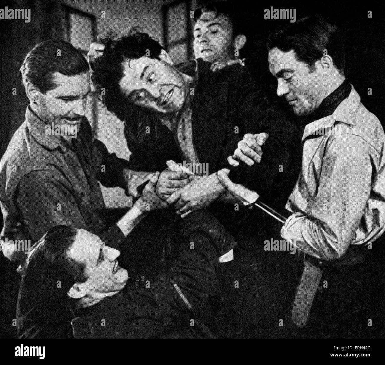 "Uomini e topi" di John Steinbeck, con John Mills, Robert Berkeley e Niall MacGinnis all'Apollo Theatre, Londra, Luglio Foto Stock