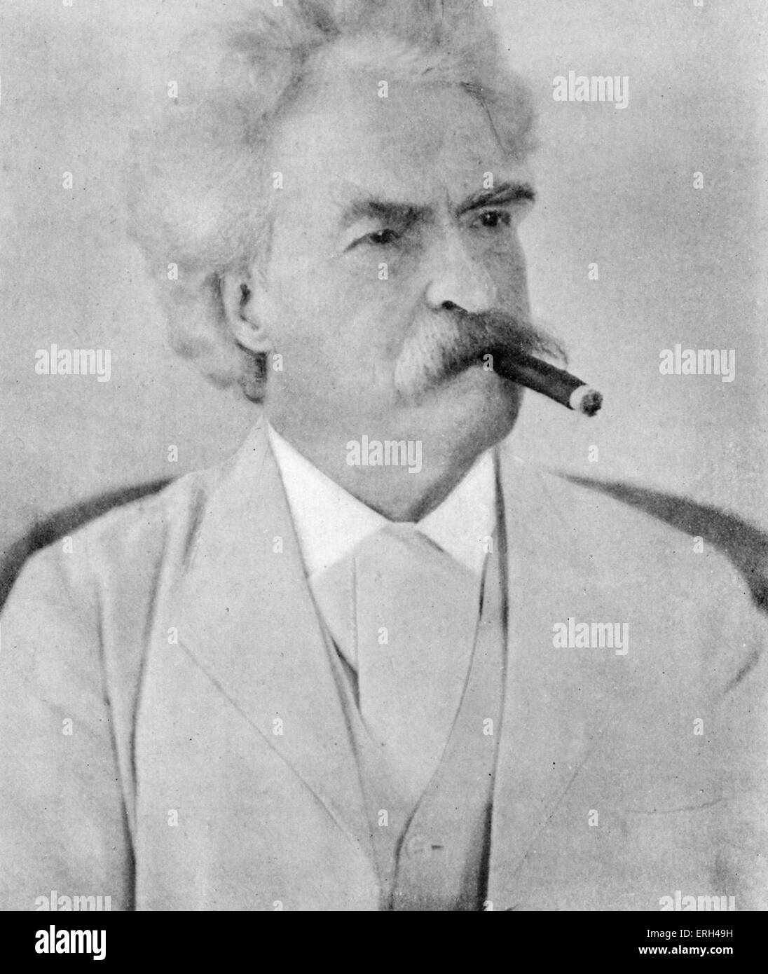 Mark Twain in abito bianco con sigaro. Mark Twain (nome della penna per  Samuel Langhorne Clemens ) - autore americano, Satiro Foto stock - Alamy