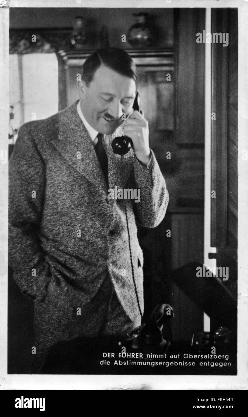 Adolf Hitler, ( 1889 - 1945 ) nato in Austria, uomo politico tedesco e il leader del partito nazista, parlando al telefono. Foto Stock