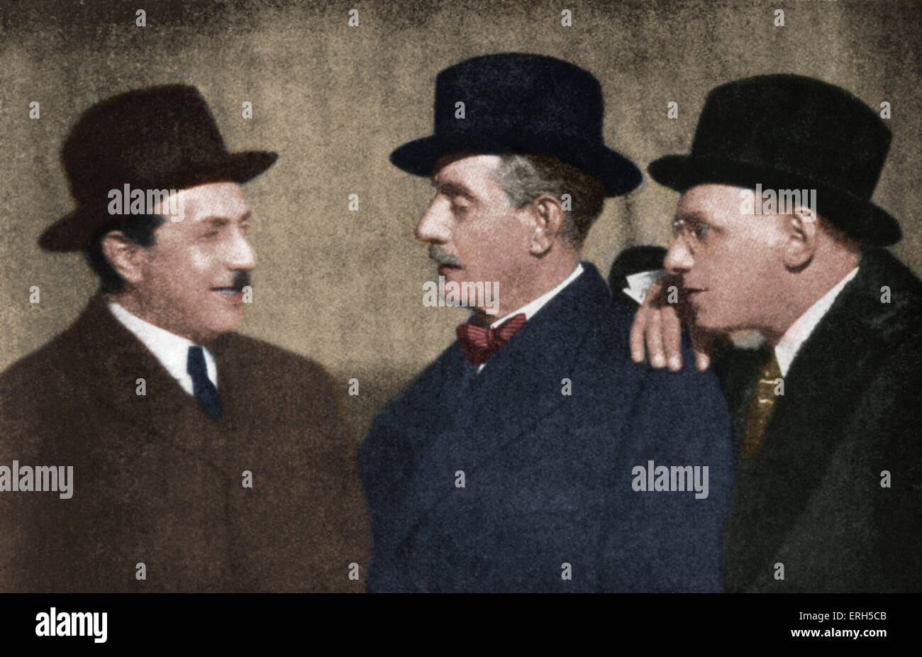 Puccini con librettisti di Turandot Giuseppe Adami e Renato Simoni. Versione Colorised. Foto Stock