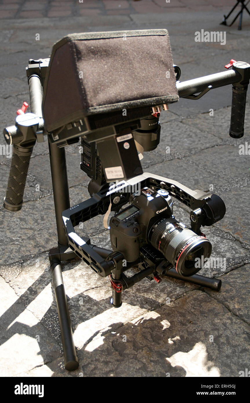 Fotocamera DSLR rig telecamere video stills ancora le riprese del film SLR Canon cinematografiche cameraman steady cam Steadicam rig operatore digi Foto Stock