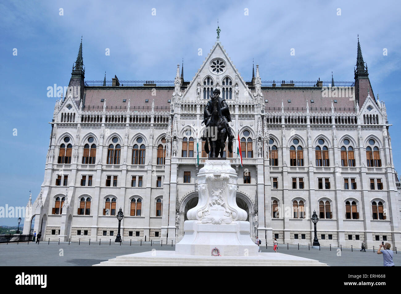 Statua equestre di Andrassy Gyula davanti all'edificio del Parlamento, Budapest, Ungheria Foto Stock