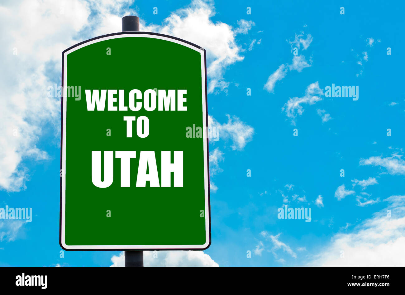 Cartello verde con messaggio di benvenuto Benvenuti a Utah isolate su cielo azzurro sfondo con copia disponibile spazio Foto Stock