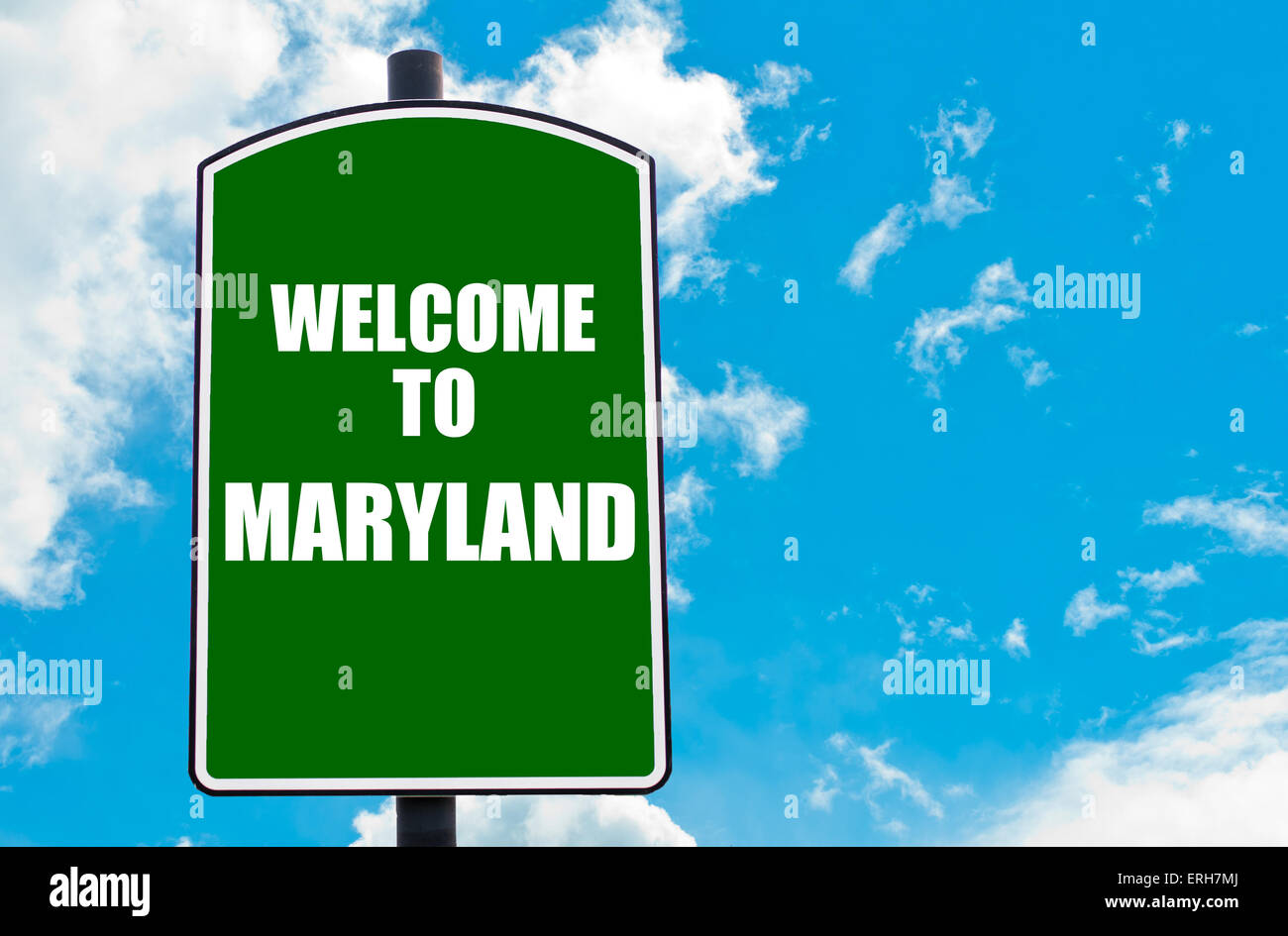Cartello verde con messaggio di benvenuto Benvenuti in Maryland isolate su cielo azzurro sfondo con copia disponibile spazio Foto Stock