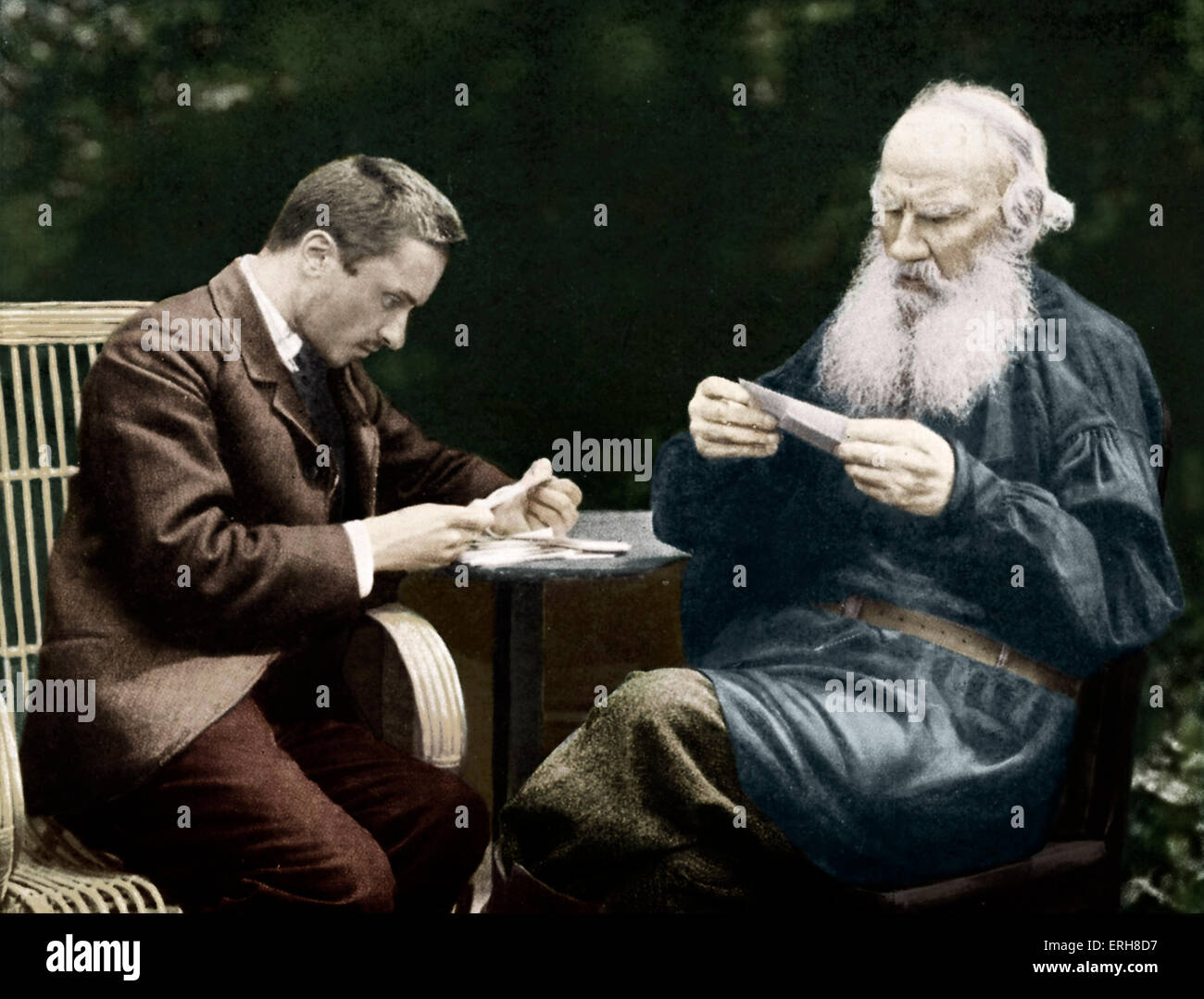 Leo Tolstoy e Valentin Bulgakov ordinamento post. Tolstoj (a destra), romanziere russo: 9 settembre 1828 - 20 novembre 1910. Bulgakov (sinistra), Tolstoj segretario. 1909 al Kochety, mansion di Leo Tolstoj son-in-law Mikhail Sukhotin. Foto Stock