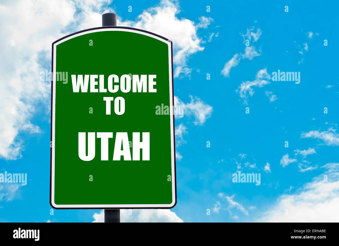 Cartello verde con messaggio di benvenuto Benvenuti a Utah isolate su cielo azzurro sfondo con copia disponibile spazio. Foto Stock