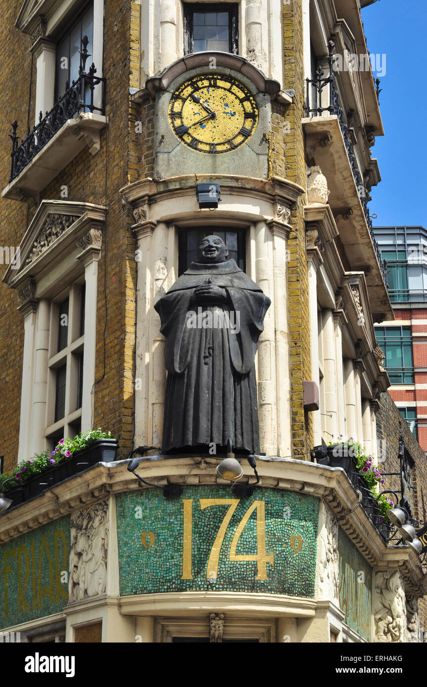 Frate nero statua su Blackfriars Public House, Blackfriars, London, England, Regno Unito Foto Stock