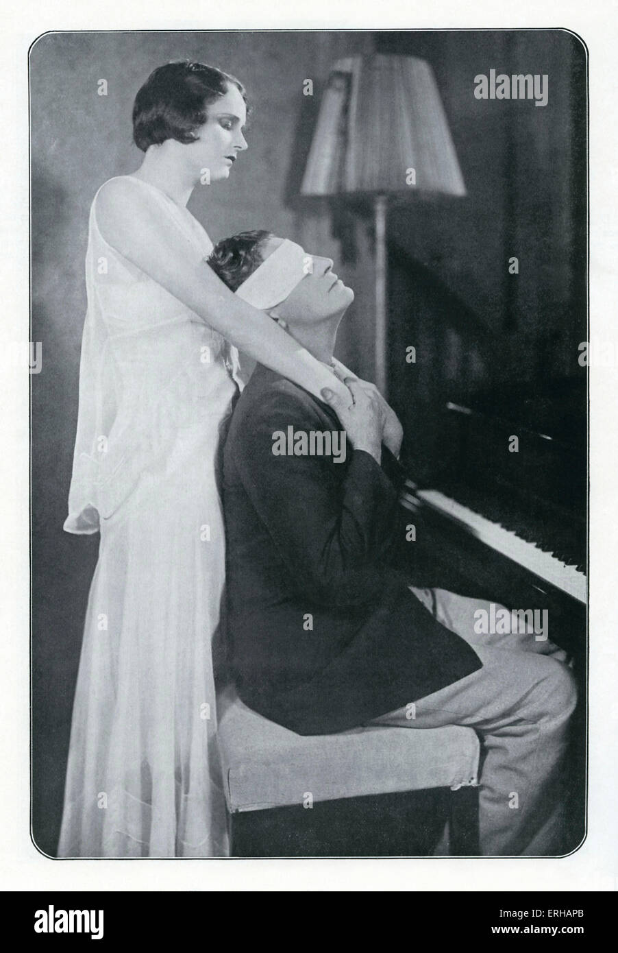Benita Hume (1906-1967) e da Ivor Novello (1893-1951) in Novello's 1929 play, Sinfonia in due appartamenti. La didascalia recita: 'David: Oh Foto Stock