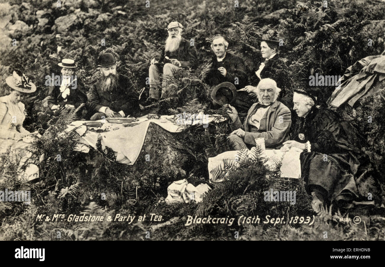 W. E. Gladstone e sua moglie a un tea party, 16 settembre 1893. Inglese Il Primo Ministro. Inizio del XX secolo la cartolina. Foto Stock