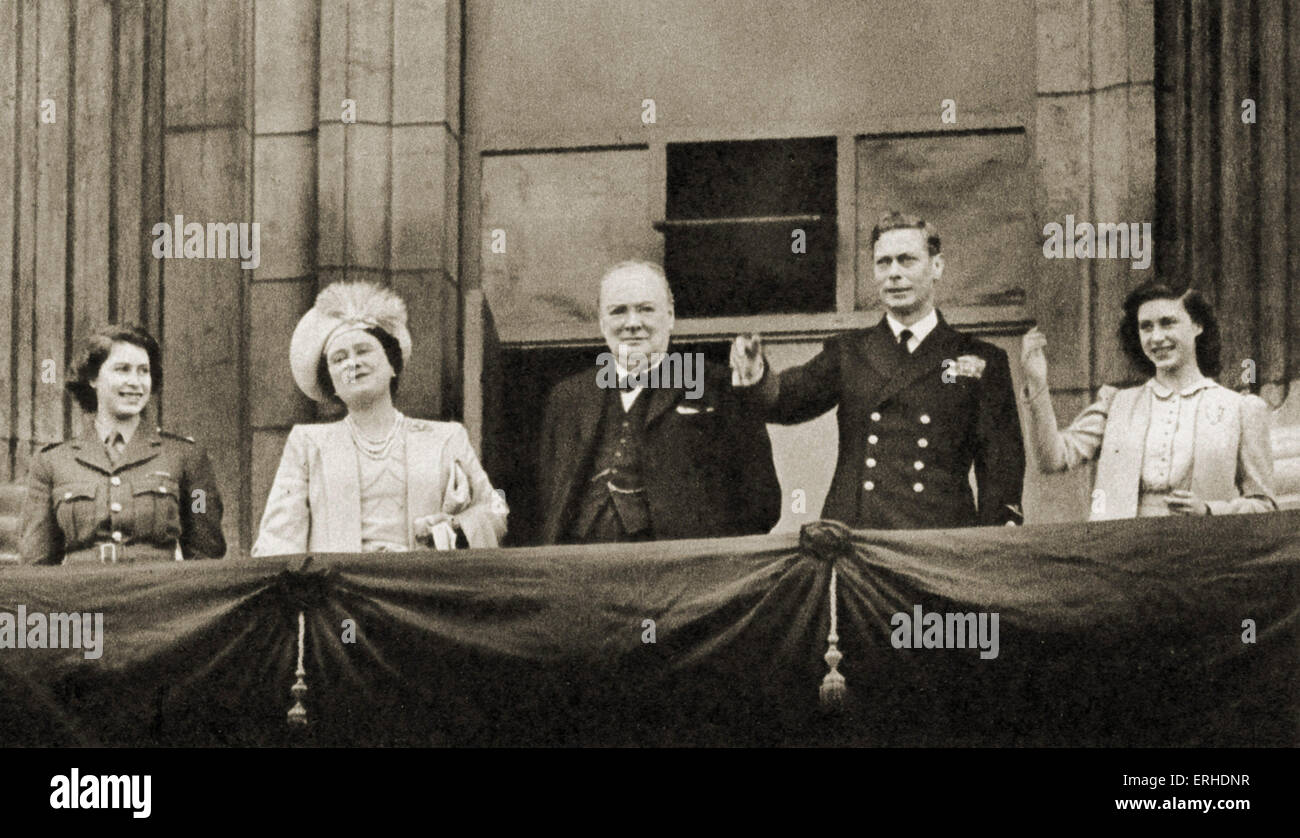 Winston Churchill con la principessa Elisabetta, Regina Elisabetta, King George VI e la principessa Margaret, sventolare dal balcone del Foto Stock