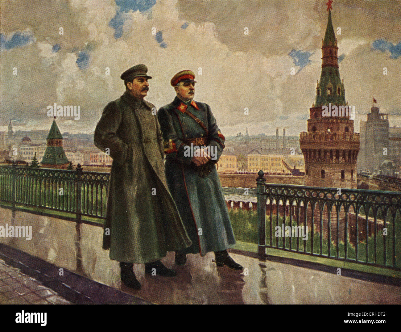 Joseph Stalin e Kliment Voroshilov è su terreni del Cremlino. Stalin: 1879-1953 idealizzato la Russia sovietica cartolina Foto Stock