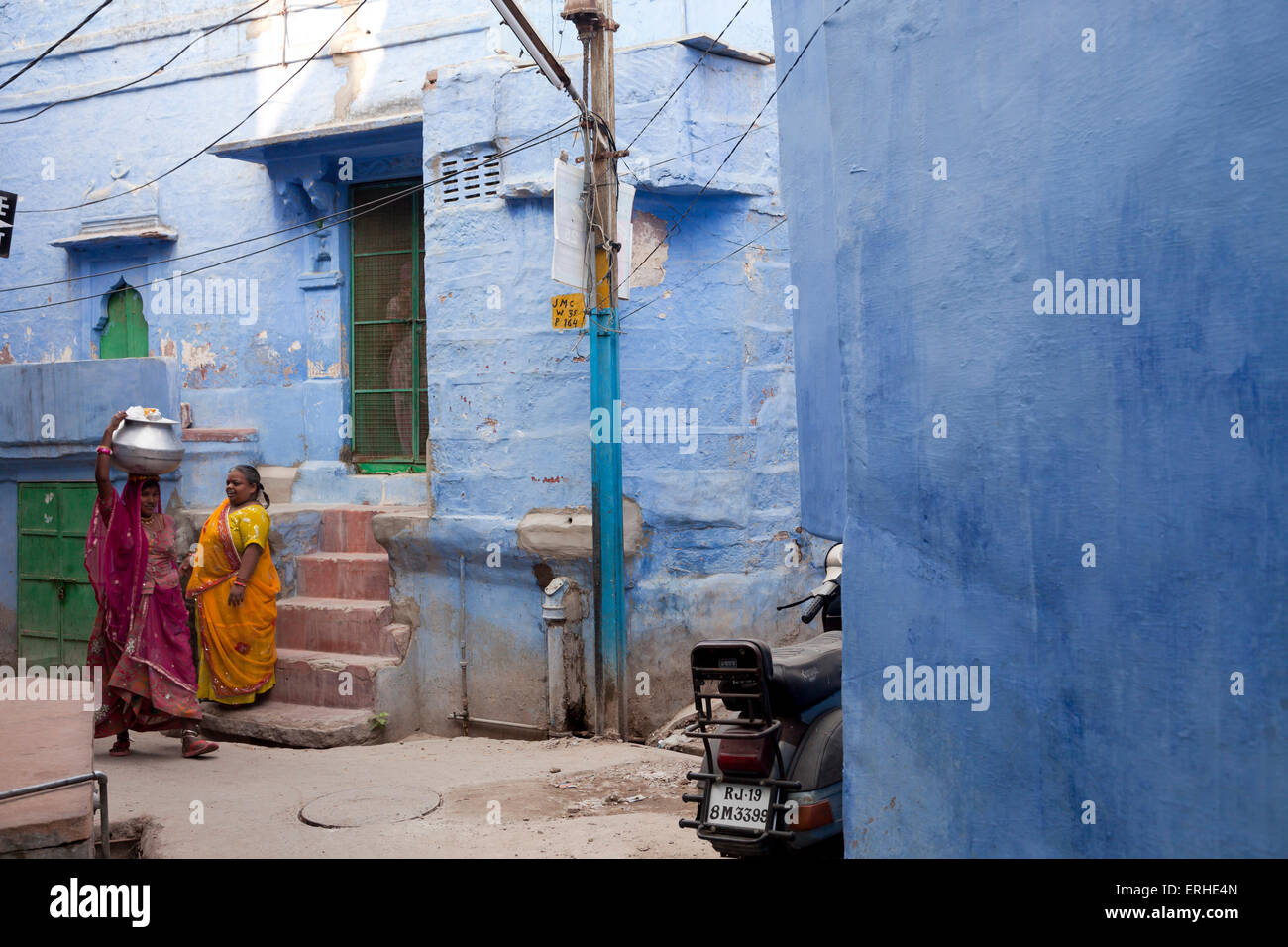 Donna nel blu dipinto di vecchia parte di Jodhpur, Rajasthan, India, Asia Foto Stock