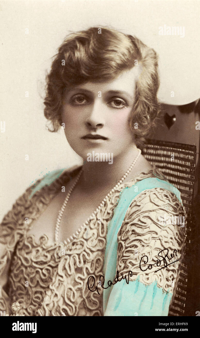 Dame Gladys Constance Cooper - Ritratto dell'attrice inglese 1888-1971. Cartolina realizzata in Gran Bretagna. Foto Stock